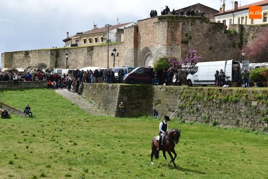 Foto 9 - La lluvia respeta la exhibici&oacute;n de doma vaquera salmantina de apertura de La Charrada