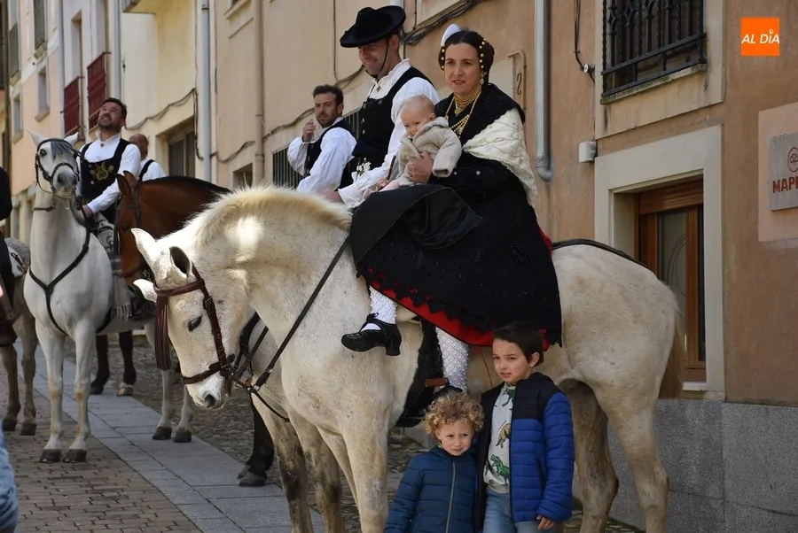Foto 4 - Los participantes en La Charrada llenan de colorido y animaci&oacute;n las calles del centro