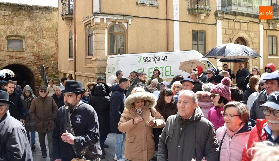 Foto 5 - Los participantes en La Charrada llenan de colorido y animaci&oacute;n las calles del centro