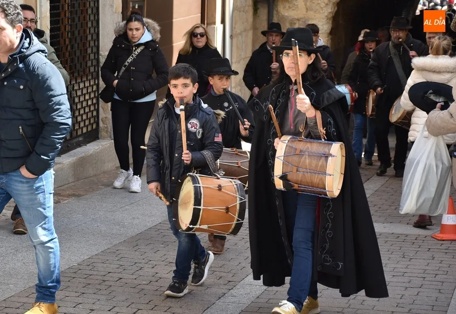 Foto 6 - Los participantes en La Charrada llenan de colorido y animaci&oacute;n las calles del centro