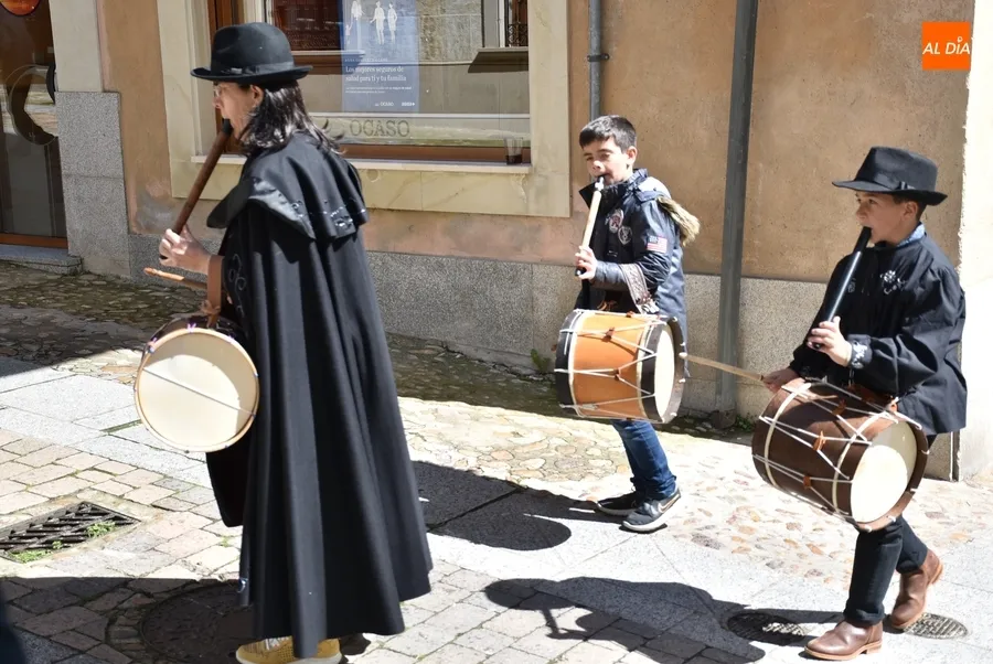 Foto 7 - Los participantes en La Charrada llenan de colorido y animaci&oacute;n las calles del centro