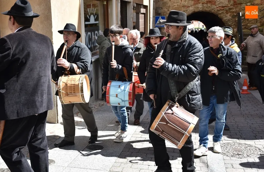 Foto 9 - Los participantes en La Charrada llenan de colorido y animaci&oacute;n las calles del centro