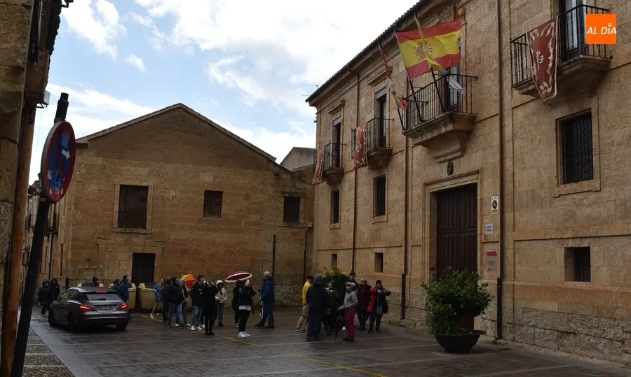 Foto 5 - Varios grupos de turistas &lsquo;resisten&rsquo; en un deslucid&iacute;simo Jueves Santo por la lluvia y el viento
