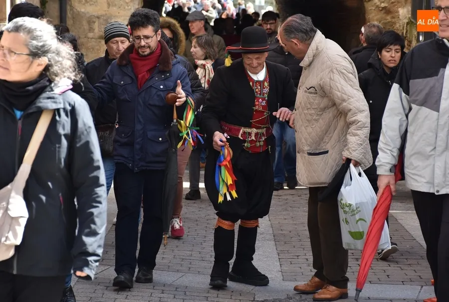 Foto 11 - Los participantes en La Charrada llenan de colorido y animaci&oacute;n las calles del centro
