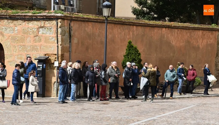 Foto 6 - Varios grupos de turistas &lsquo;resisten&rsquo; en un deslucid&iacute;simo Jueves Santo por la lluvia y el viento