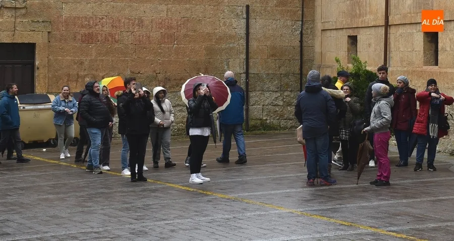 Foto 7 - Varios grupos de turistas &lsquo;resisten&rsquo; en un deslucid&iacute;simo Jueves Santo por la lluvia y el viento