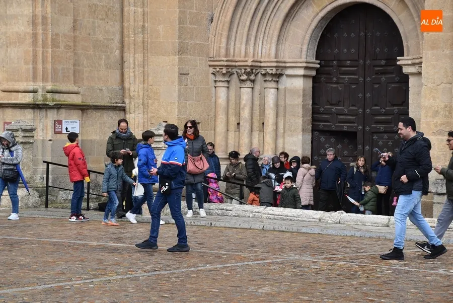 Foto 8 - Varios grupos de turistas &lsquo;resisten&rsquo; en un deslucid&iacute;simo Jueves Santo por la lluvia y el viento
