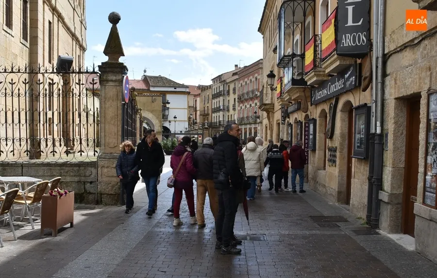 Foto 9 - Varios grupos de turistas &lsquo;resisten&rsquo; en un deslucid&iacute;simo Jueves Santo por la lluvia y el viento