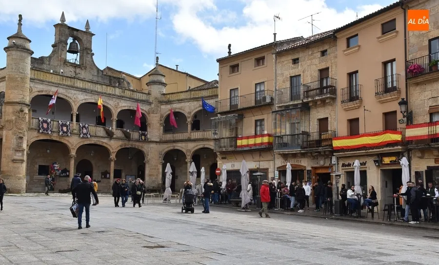 Foto 10 - Varios grupos de turistas &lsquo;resisten&rsquo; en un deslucid&iacute;simo Jueves Santo por la lluvia y el viento