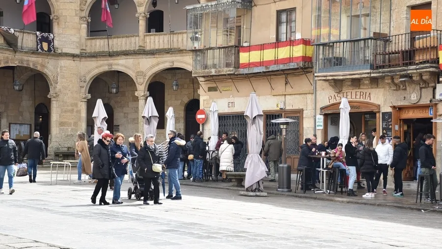 Foto 11 - Varios grupos de turistas &lsquo;resisten&rsquo; en un deslucid&iacute;simo Jueves Santo por la lluvia y el viento