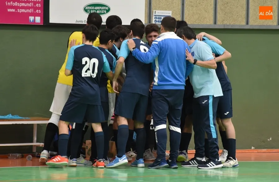 Foto 7 - El l&iacute;der de la Divisi&oacute;n Honor Juvenil impone su ley ante un III Columnas con buenas fases