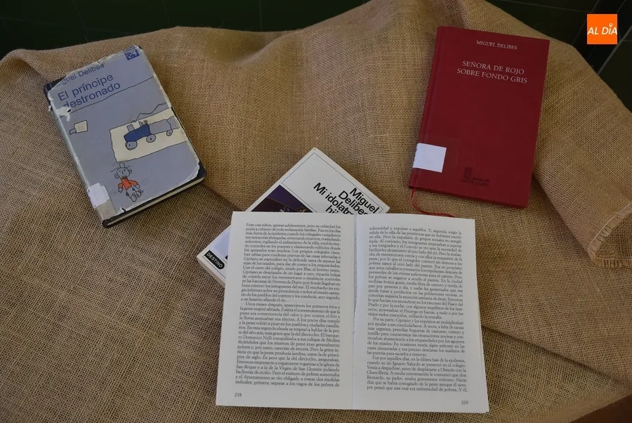 Foto 4 - La Biblioteca del IES Fray Diego recibe una exposici&oacute;n de ilustraciones de Miguel Delibes