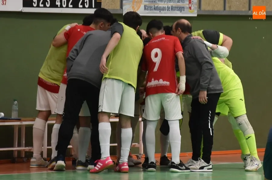 Foto 8 - El l&iacute;der de la Divisi&oacute;n Honor Juvenil impone su ley ante un III Columnas con buenas fases