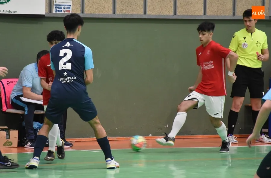 Foto 9 - El l&iacute;der de la Divisi&oacute;n Honor Juvenil impone su ley ante un III Columnas con buenas fases