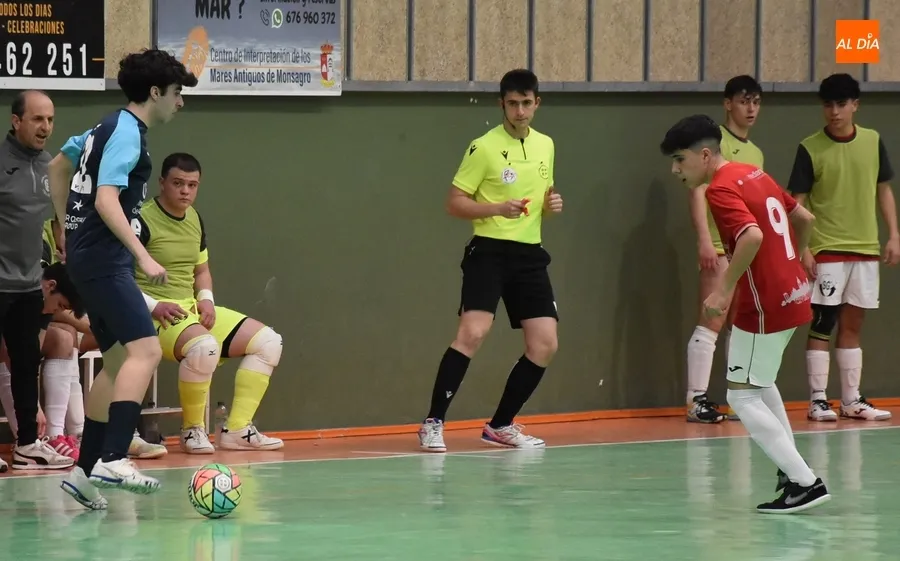 Foto 10 - El l&iacute;der de la Divisi&oacute;n Honor Juvenil impone su ley ante un III Columnas con buenas fases