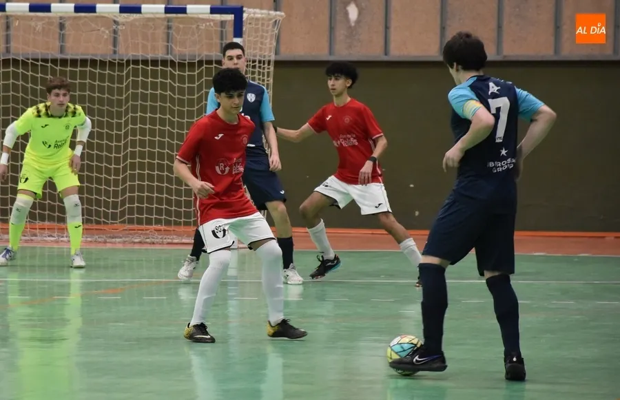 Foto 11 - El l&iacute;der de la Divisi&oacute;n Honor Juvenil impone su ley ante un III Columnas con buenas fases
