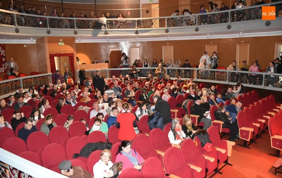 Foto 2 - Los grupos mirobrigenses muestran su arte a paisanos y forasteros sobre las tablas del Teatro