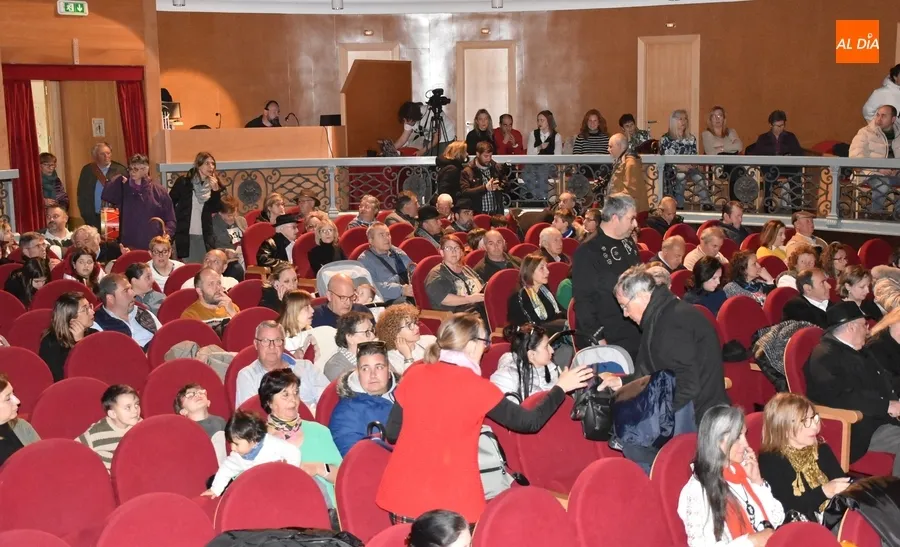 Foto 3 - Los grupos mirobrigenses muestran su arte a paisanos y forasteros sobre las tablas del Teatro