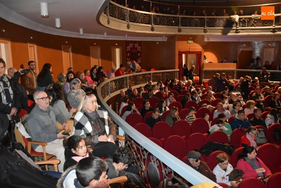Foto 4 - Los grupos mirobrigenses muestran su arte a paisanos y forasteros sobre las tablas del Teatro