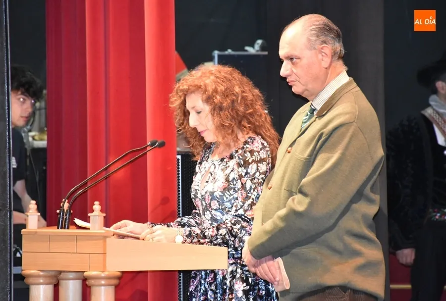 Foto 5 - Los grupos mirobrigenses muestran su arte a paisanos y forasteros sobre las tablas del Teatro