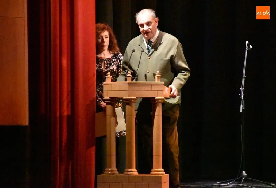 Foto 7 - Los grupos mirobrigenses muestran su arte a paisanos y forasteros sobre las tablas del Teatro