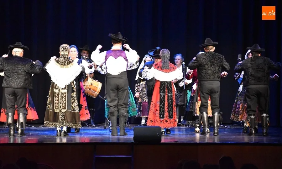 Foto 8 - Los grupos mirobrigenses muestran su arte a paisanos y forasteros sobre las tablas del Teatro