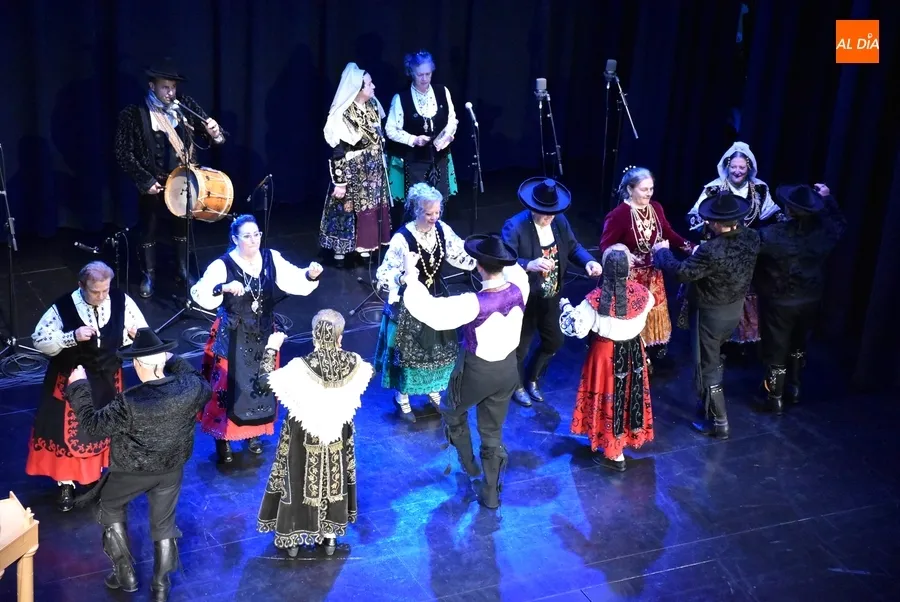 Foto 9 - Los grupos mirobrigenses muestran su arte a paisanos y forasteros sobre las tablas del Teatro