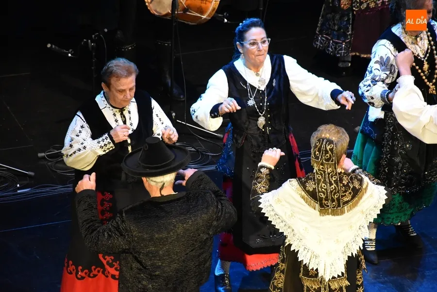 Foto 10 - Los grupos mirobrigenses muestran su arte a paisanos y forasteros sobre las tablas del Teatro