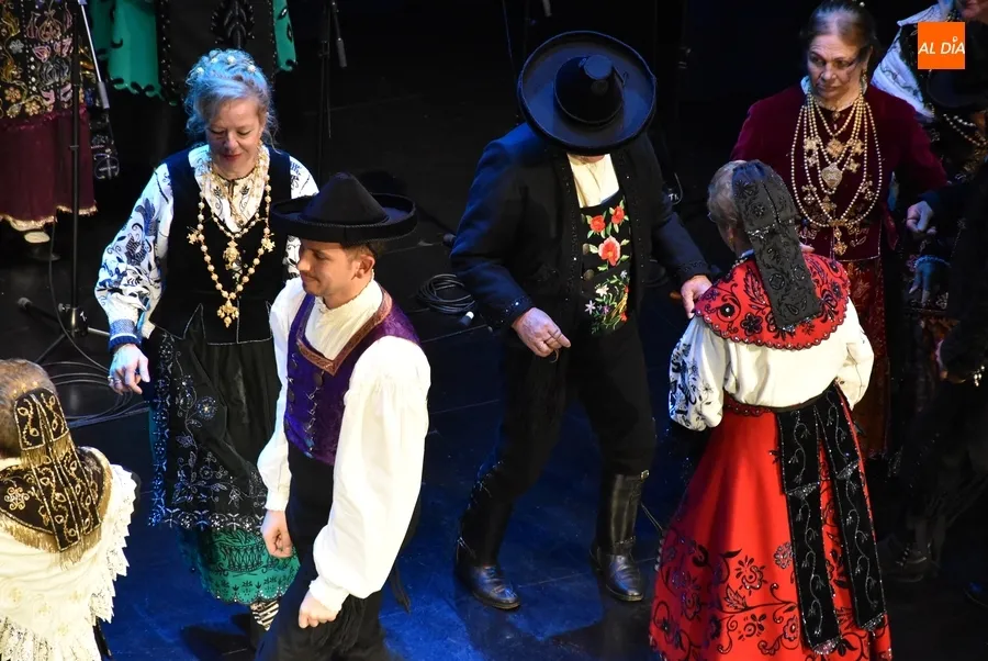 Foto 11 - Los grupos mirobrigenses muestran su arte a paisanos y forasteros sobre las tablas del Teatro