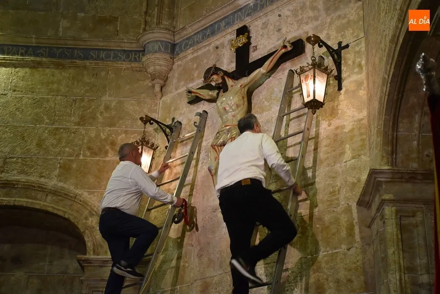 Foto 2 - Fieles de todas las edades muestran su devoci&oacute;n al Cristo del Silencio