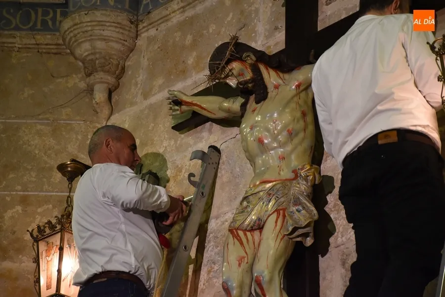 Foto 3 - Fieles de todas las edades muestran su devoci&oacute;n al Cristo del Silencio