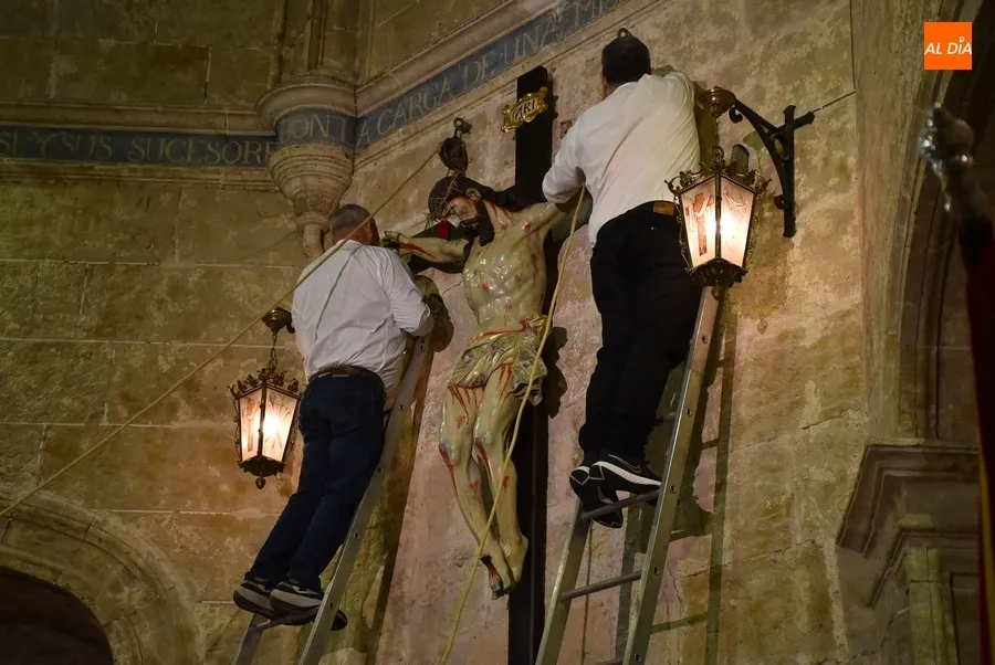 Foto 4 - Fieles de todas las edades muestran su devoci&oacute;n al Cristo del Silencio