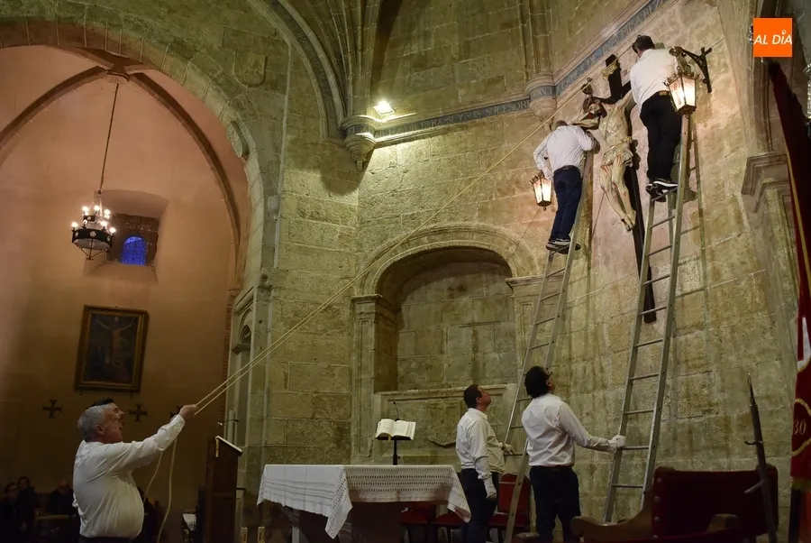 Foto 5 - Fieles de todas las edades muestran su devoci&oacute;n al Cristo del Silencio