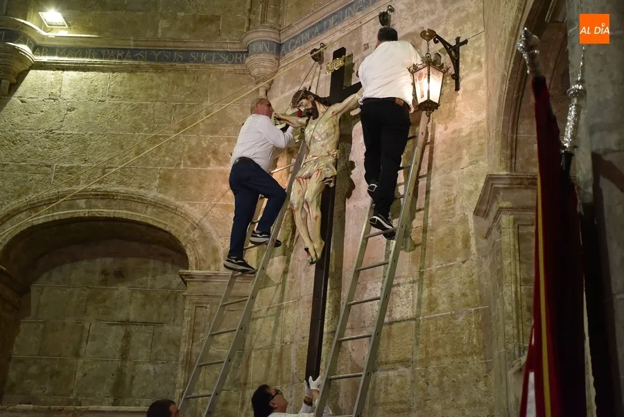 Foto 6 - Fieles de todas las edades muestran su devoci&oacute;n al Cristo del Silencio