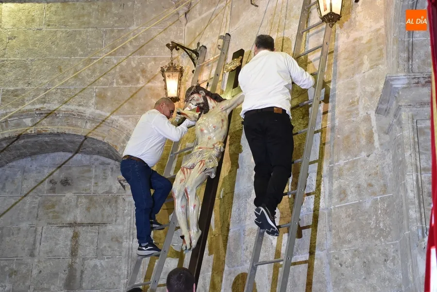 Foto 7 - Fieles de todas las edades muestran su devoci&oacute;n al Cristo del Silencio
