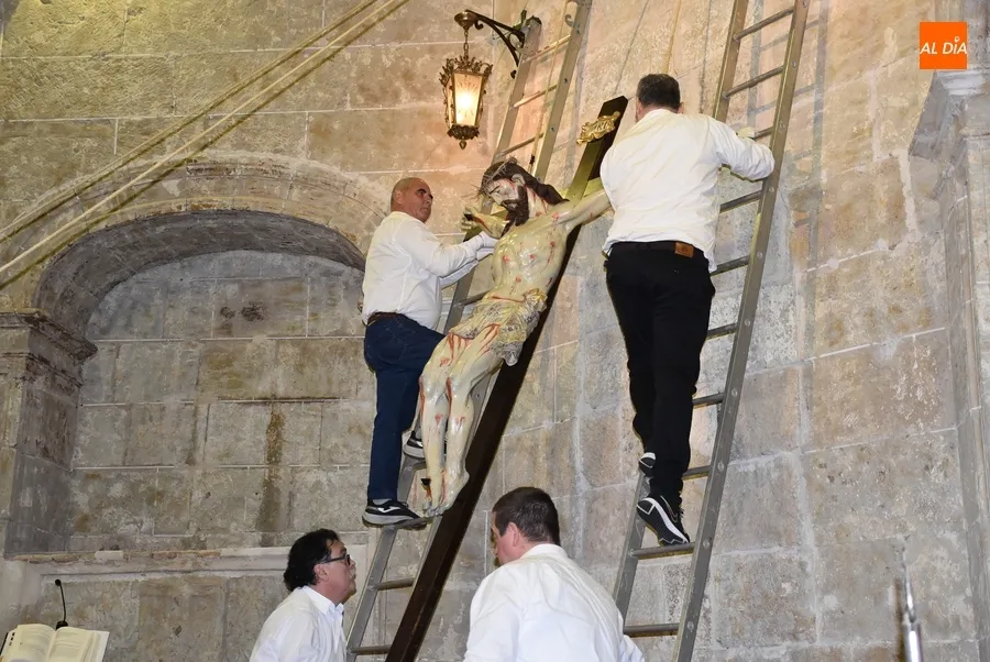 Foto 8 - Fieles de todas las edades muestran su devoci&oacute;n al Cristo del Silencio