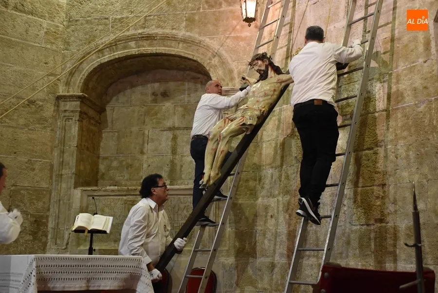 Foto 9 - Fieles de todas las edades muestran su devoci&oacute;n al Cristo del Silencio