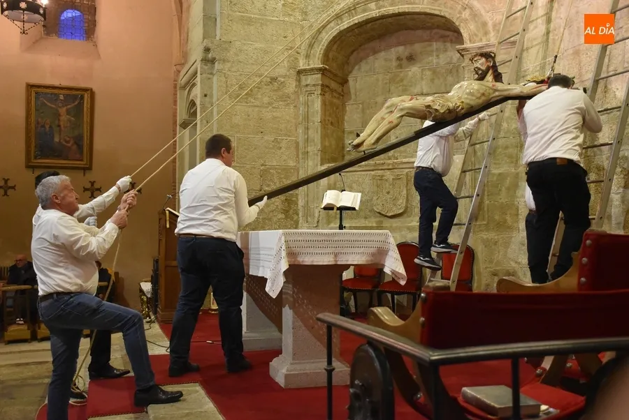 Foto 10 - Fieles de todas las edades muestran su devoci&oacute;n al Cristo del Silencio