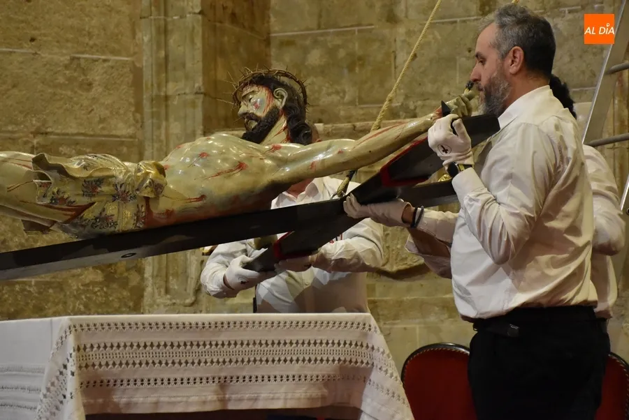 Foto 11 - Fieles de todas las edades muestran su devoci&oacute;n al Cristo del Silencio