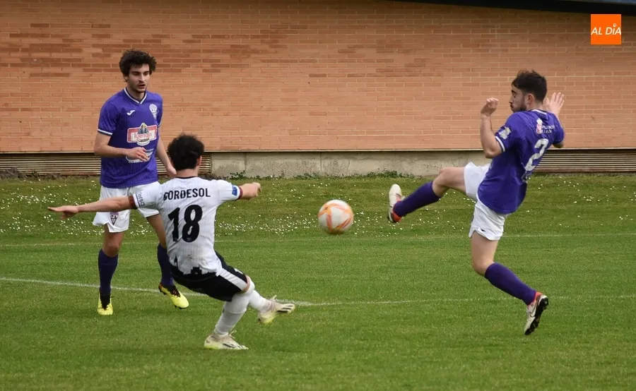 Foto 2 - El Ciudad Rodrigo recobra sensaciones y la senda de la victoria con otro gol de 3 puntos de Alexander