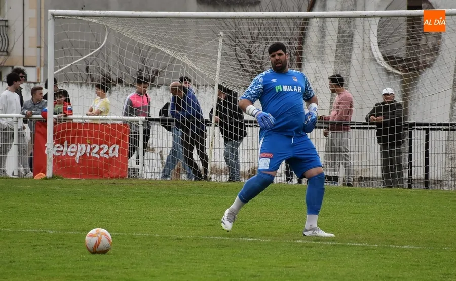 Foto 3 - El Ciudad Rodrigo recobra sensaciones y la senda de la victoria con otro gol de 3 puntos de Alexander
