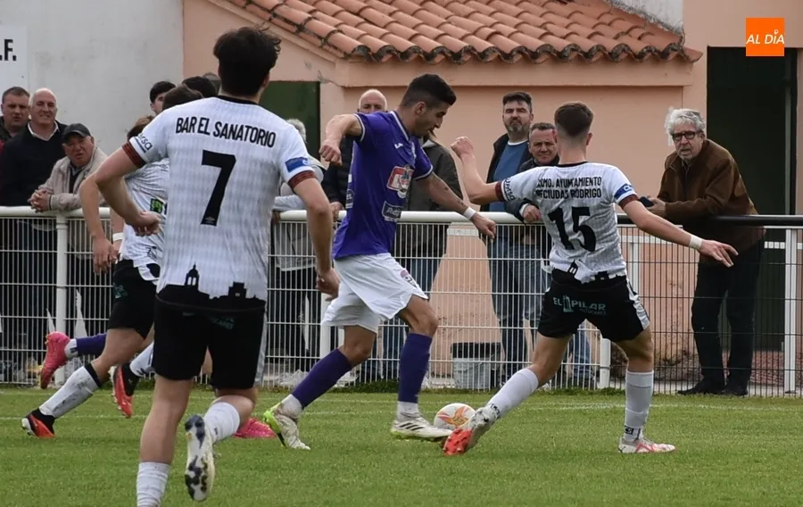 Foto 4 - El Ciudad Rodrigo recobra sensaciones y la senda de la victoria con otro gol de 3 puntos de Alexander