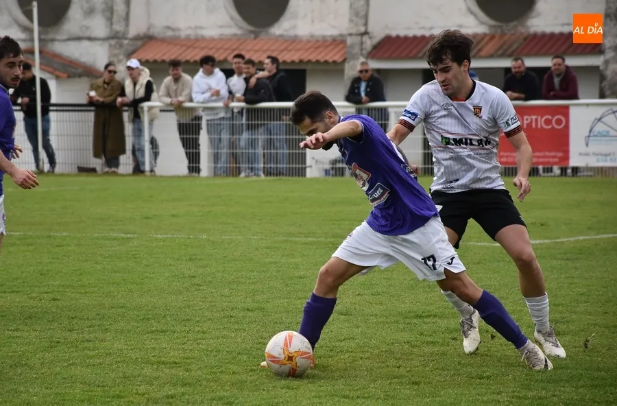 Foto 5 - El Ciudad Rodrigo recobra sensaciones y la senda de la victoria con otro gol de 3 puntos de Alexander