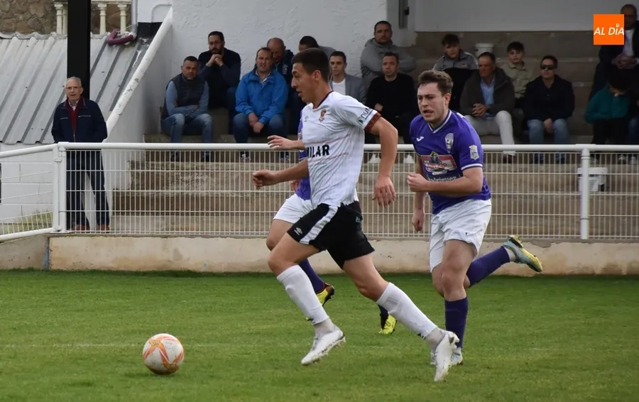 Foto 6 - El Ciudad Rodrigo recobra sensaciones y la senda de la victoria con otro gol de 3 puntos de Alexander