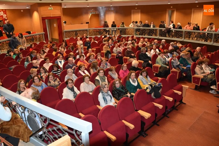 Foto 2 - Tarde de risas en el Teatro Nuevo gracias al grupo de teatro de Amanecer