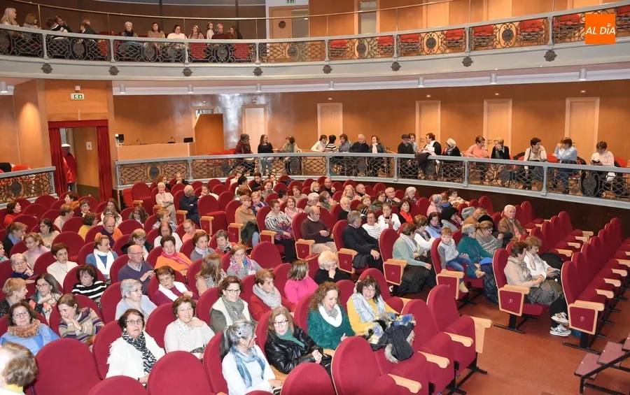 Foto 3 - Tarde de risas en el Teatro Nuevo gracias al grupo de teatro de Amanecer