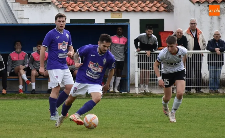 Foto 7 - El Ciudad Rodrigo recobra sensaciones y la senda de la victoria con otro gol de 3 puntos de Alexander