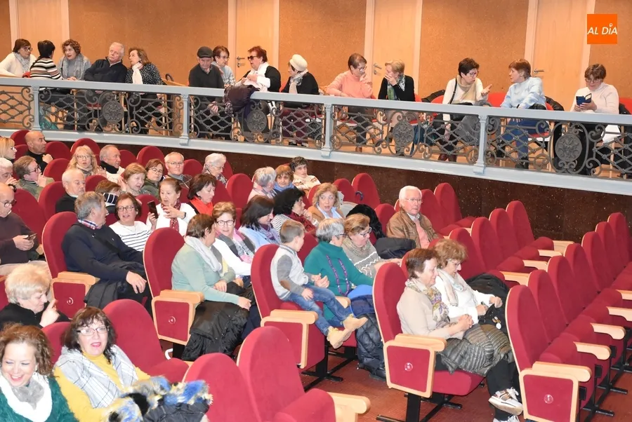 Foto 4 - Tarde de risas en el Teatro Nuevo gracias al grupo de teatro de Amanecer
