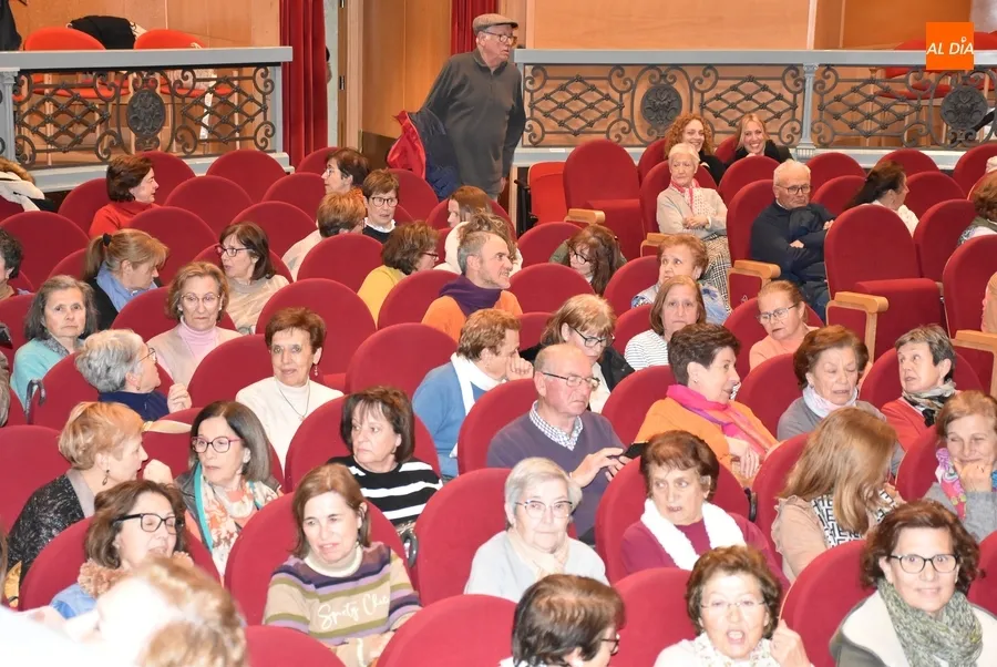 Foto 7 - Tarde de risas en el Teatro Nuevo gracias al grupo de teatro de Amanecer