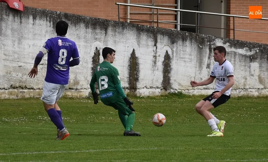 Foto 8 - El Ciudad Rodrigo recobra sensaciones y la senda de la victoria con otro gol de 3 puntos de Alexander